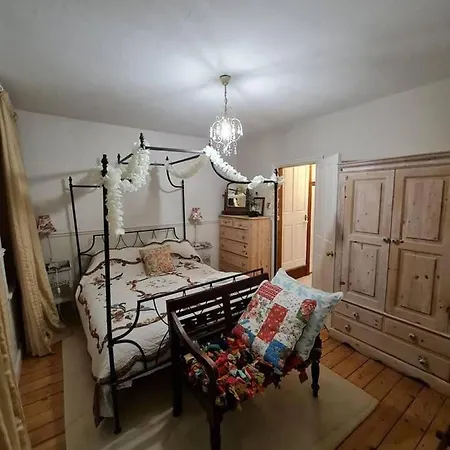 A Cosy Three Bedroomed Cottage In Leafy Embleton *