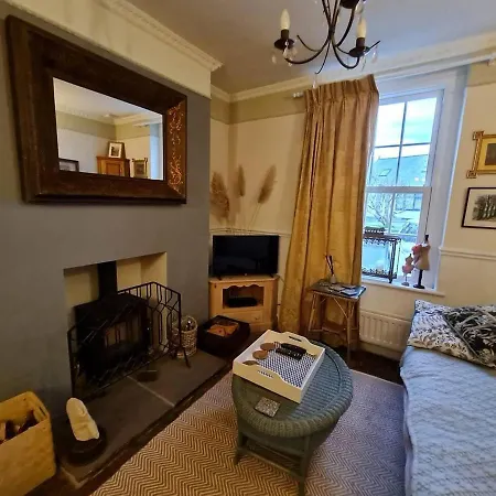 A Cosy Three Bedroomed Cottage In Leafy Embleton