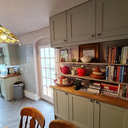 A Cosy Three Bedroomed Cottage In Leafy Embleton