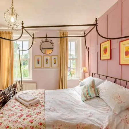 A Cosy Three Bedroomed Cottage In Leafy Embleton Nyaraló